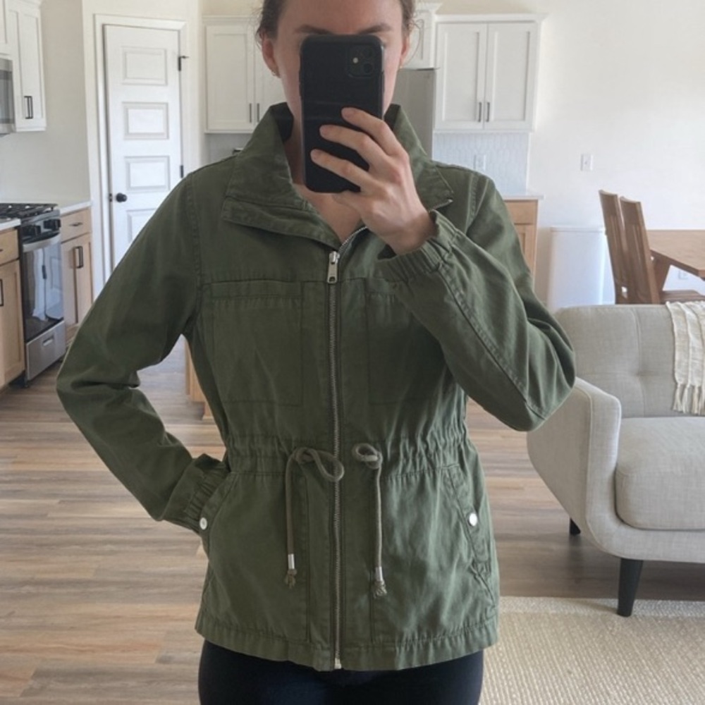Old Navy Green Utility Jacket 🧥 zippers, buttons and drawstrings, pockets 💚